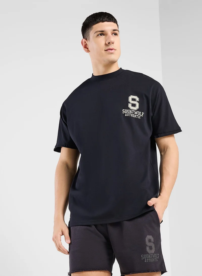 سكوات وولف تيشيرت جولدن إيرا أوفرسايز بشعار متعدد بتصميم ممزق